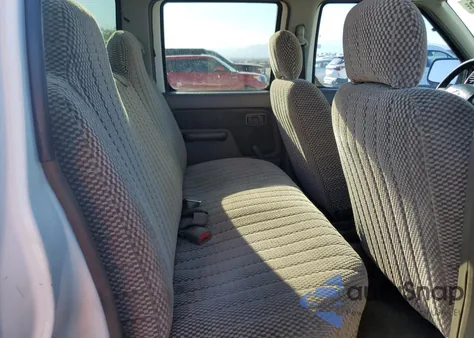 2001 Nissan Frontier Crew Cab Xe z USA, uszkodzony, nr VIN 1N6ED27T01C402166